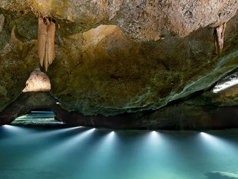 Galería iluminada del río subterráneo en las Cuevas de San José, descubiertas en 1959.