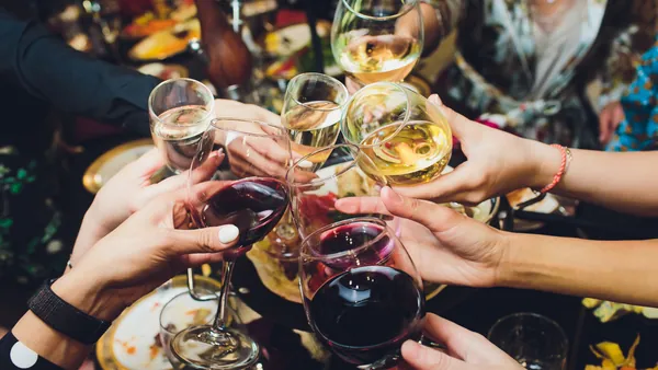 Brindis con copas de vino