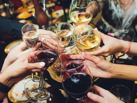 Brindis con copas de vino