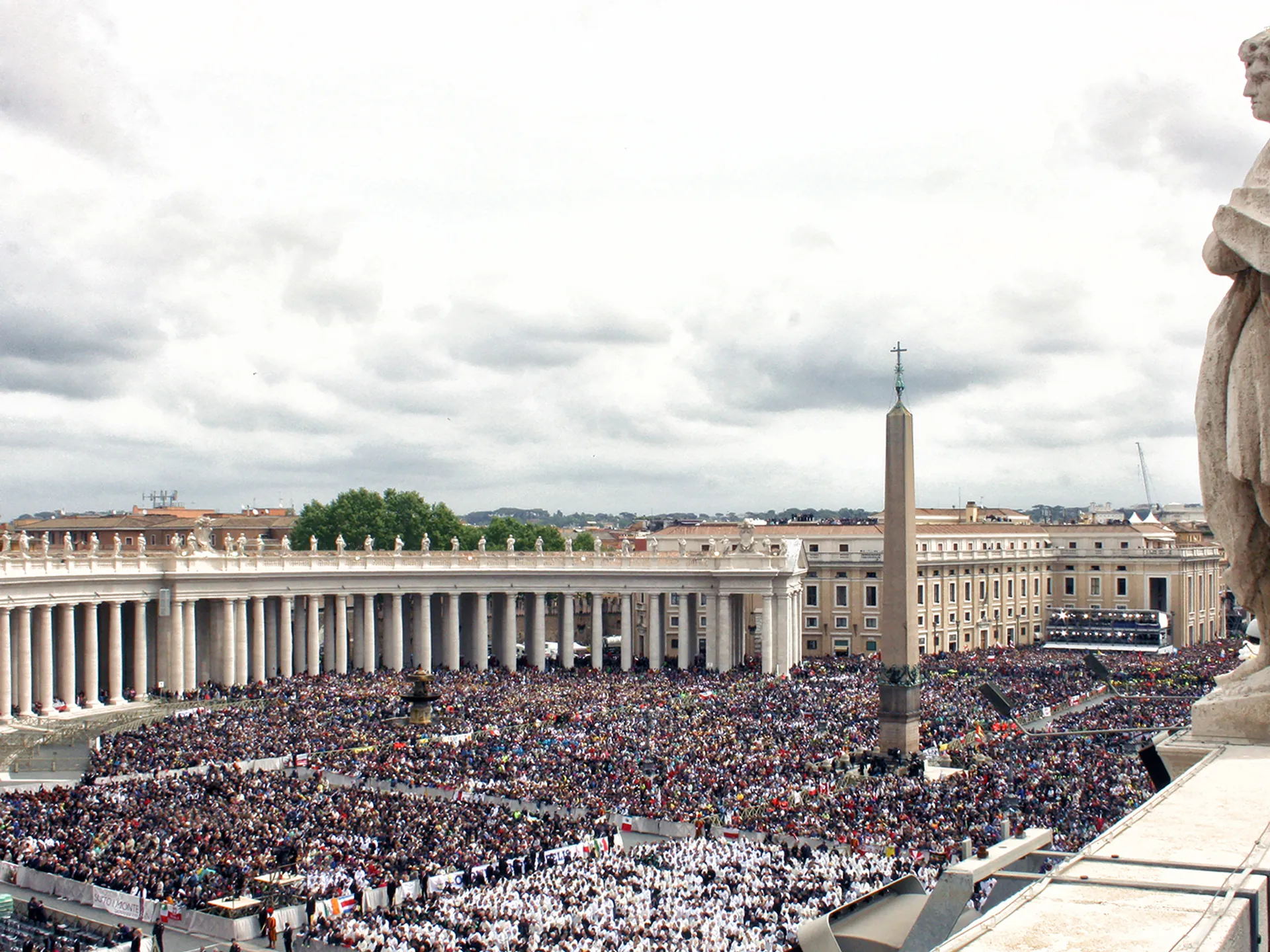 Multitud reunida en la Plaza de San Pedro del Vaticano en la Semana Santa. 