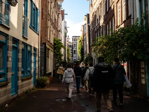 Grupo con guía de buendía Tours recorriendo Ámsterdam
