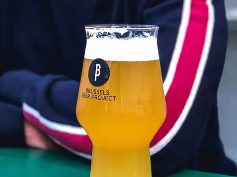Copa de cerveza artesanal del Brussels Beer Project Bruselas