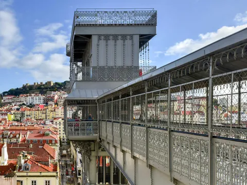 Pasarela del Elevador de Santa Justa con vistas al Castillo de San Jorge.