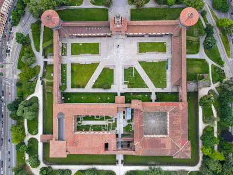 Plano picado del Castillo de Sforzesco y su interior, Milán