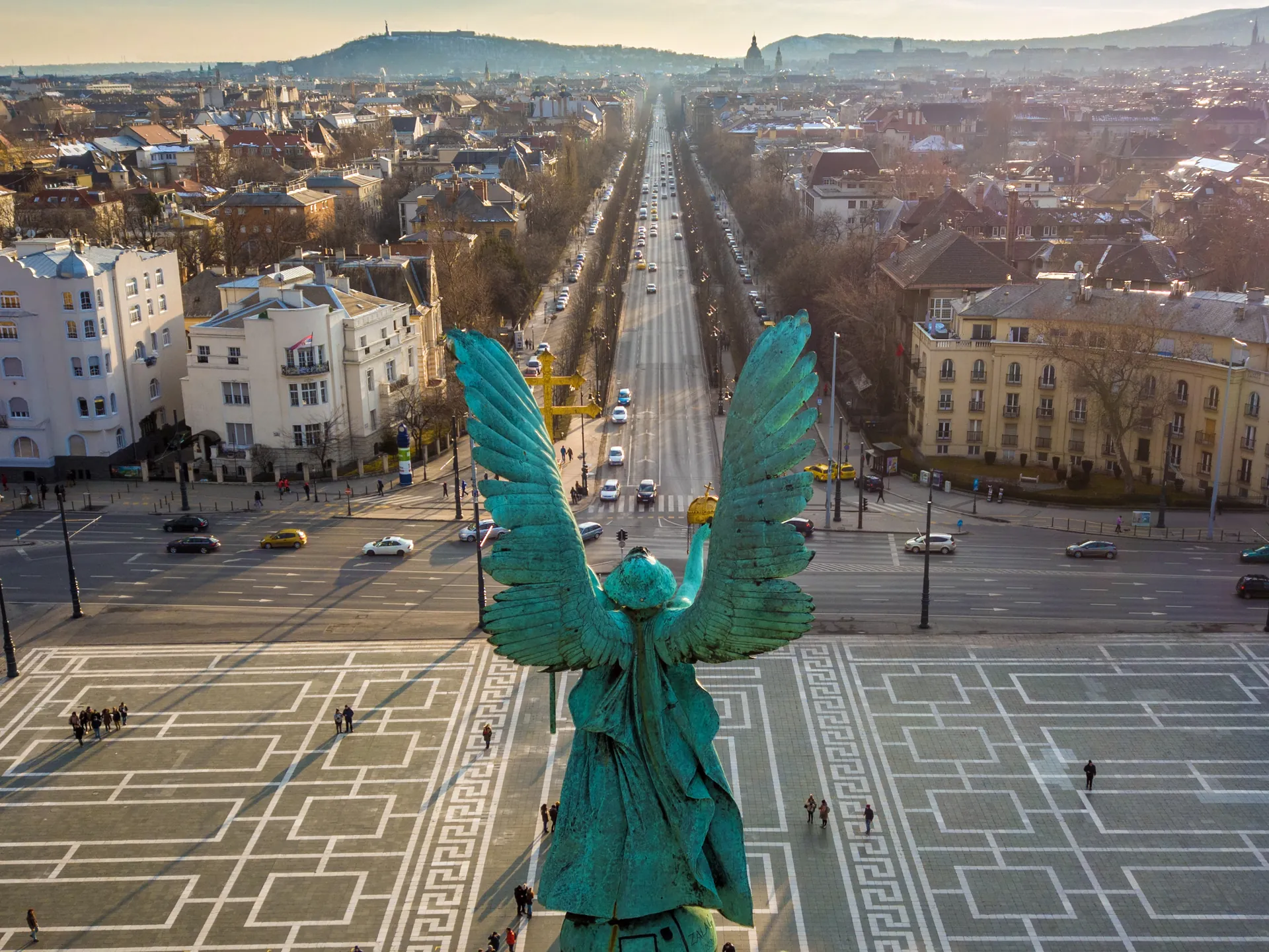 Vista de la Escultura Angel desde atrás y la ciudad de Budapest, Hungría