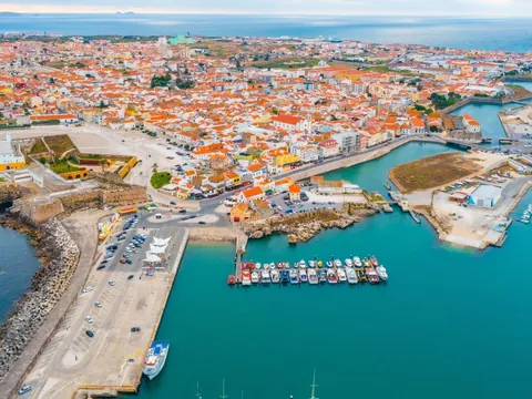 Vista aérea y panorámica de Peniche, Portugal