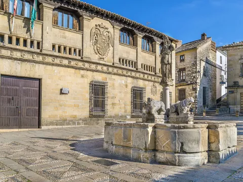 visita-guiada-baeza-privado_fuente-leones_carnicerias_tour_jaen_andalucia_buendia-tours.jpg
