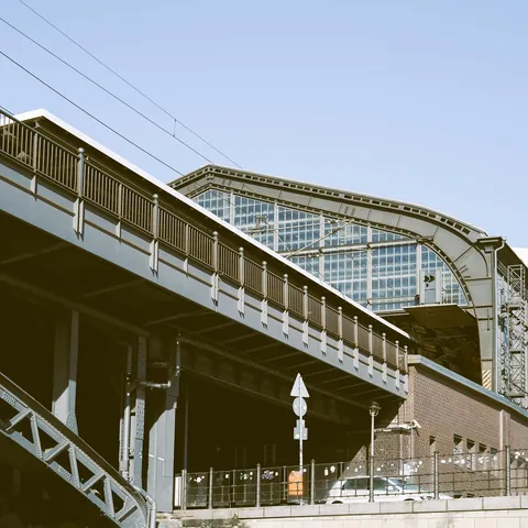 Puente de hierro y arquitectura industrial en una calle urbana de Berlín.