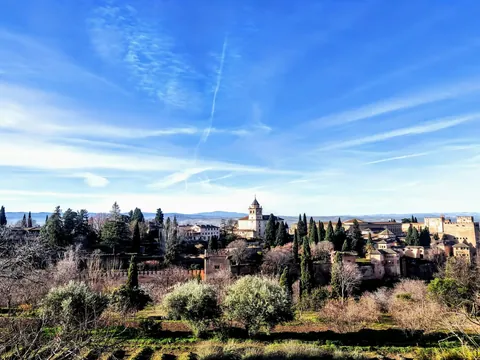 Vista panorámica de la Alhambra y la Iglesia de Santa María, Granada.