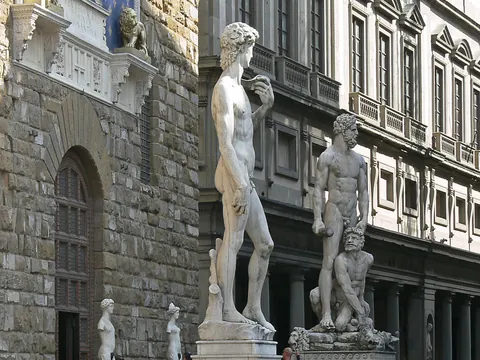 Estatuas en la entrada a la Galería Uffizi en Florencia.