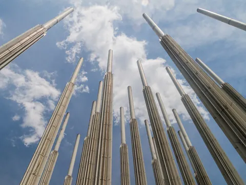 Estructuras que apuntan al cielo en el Parque de las Luces de Medellín.
