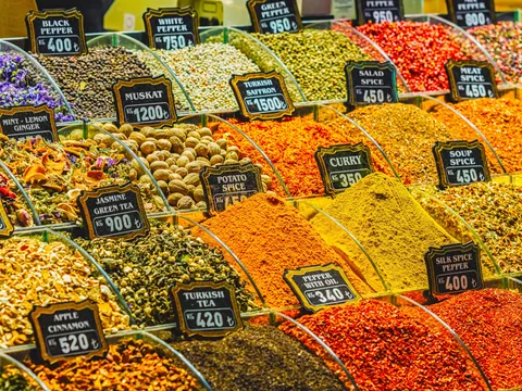 Puestos de especias en mercado de Estambul, Turquía