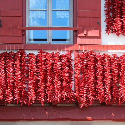 Pimientos colgados en una fachada, Espelette