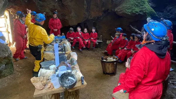 Explicaciones durante el taller de minerales.