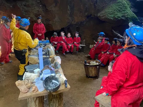Explicaciones durante el taller de minerales.