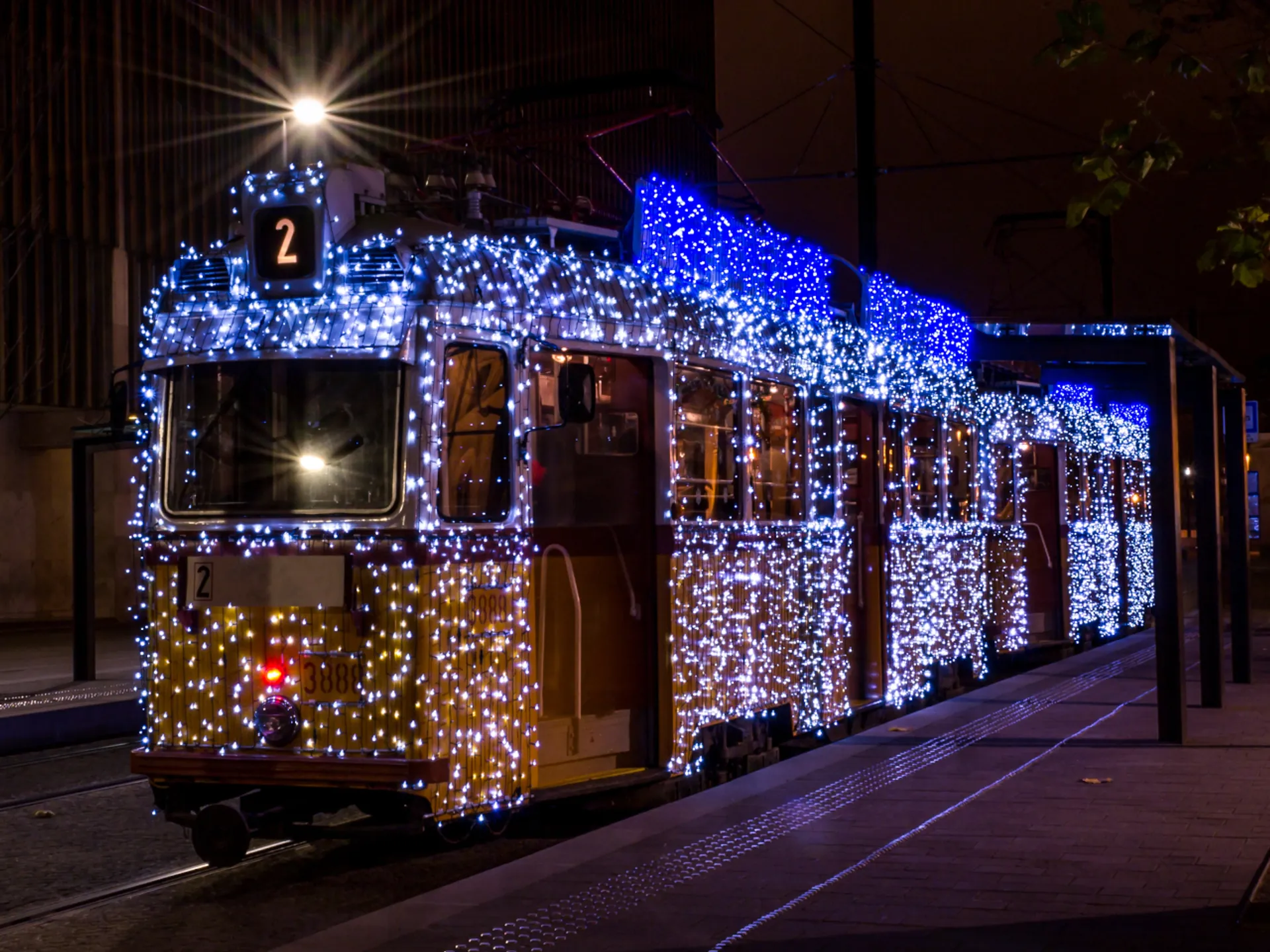 Tranvía iluminado de Budapest - Los mejores destinos de Europa en el puente de diciembre 2022 - Blog - Buendía Tours