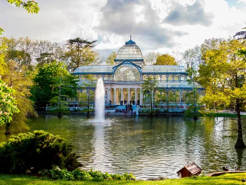 Pasarás por el estanque del Buen Retiro y el Palacio de Cristal.