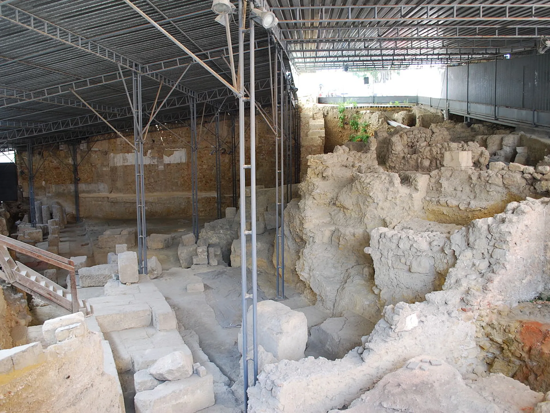 Ruinas del Teatro Romano de Lisboa Teatro Romano - Museos de Lisboa - Qué ver en Lisboa - Guía de viaje Lisboa - Buendía Tours