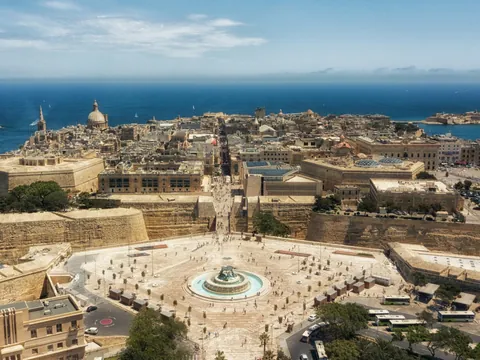 Vista aérea Fuente de los Tritones y entrada a La Valeta, Malta
