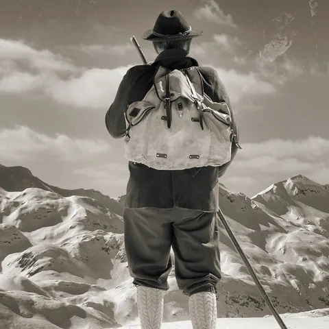 Foto antigua de un esquiador - Museo Etnográfico del Valle de Arán - Guía de viajes Baqueira Beret - Buendía