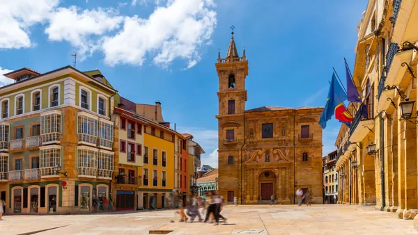 Plaza Mayor de Oviedo con la iglesia de San Isidoro el Real al fondo, un lugar emblemático del casco histórico de la ciudad.