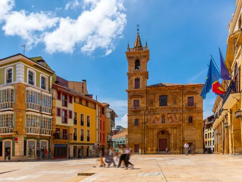 Plaza Mayor de Oviedo con la iglesia de San Isidoro el Real al fondo, un lugar emblemático del casco histórico de la ciudad.