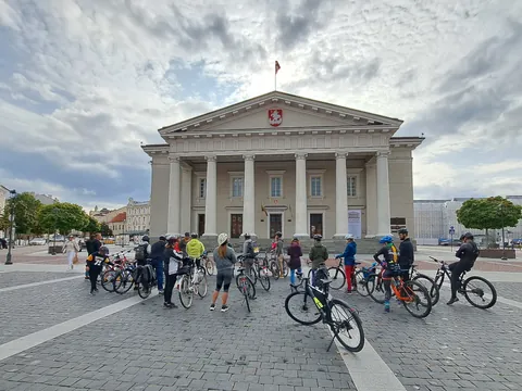 Ayuntamiento de Vilna, explicado por el guía de esta ruta sobre ruedas en Vilna.