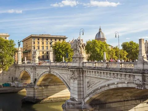 Puente Vittorio Emanuele II en Roma, Italia, con esculturas y vista urbana