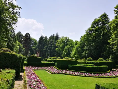 Diseño de setos y flores rosas en los jardines de La Granja