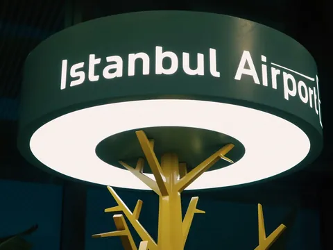 Cartel de Istanbul Airport en el aeropuerto de Estambul, Turquía