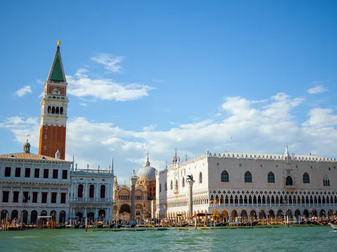 Vista del Palacio Ducal y Campanile de San Marcos desde la laguna de Venecia