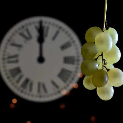 Uvas y reloj campanadas - Cómo se celebra el Año Nuevo en España - Blog - Buendía Tours