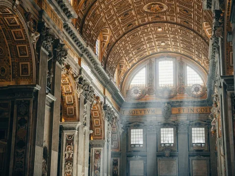 Luz cenital iluminando la Basílica de San Pedro, el Vaticano