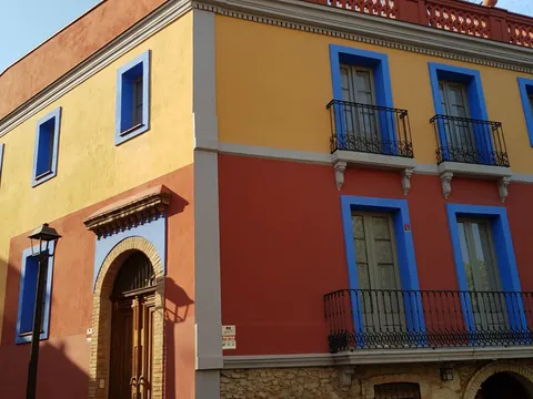 Fachada de colores en el Museu de Sant Cugat