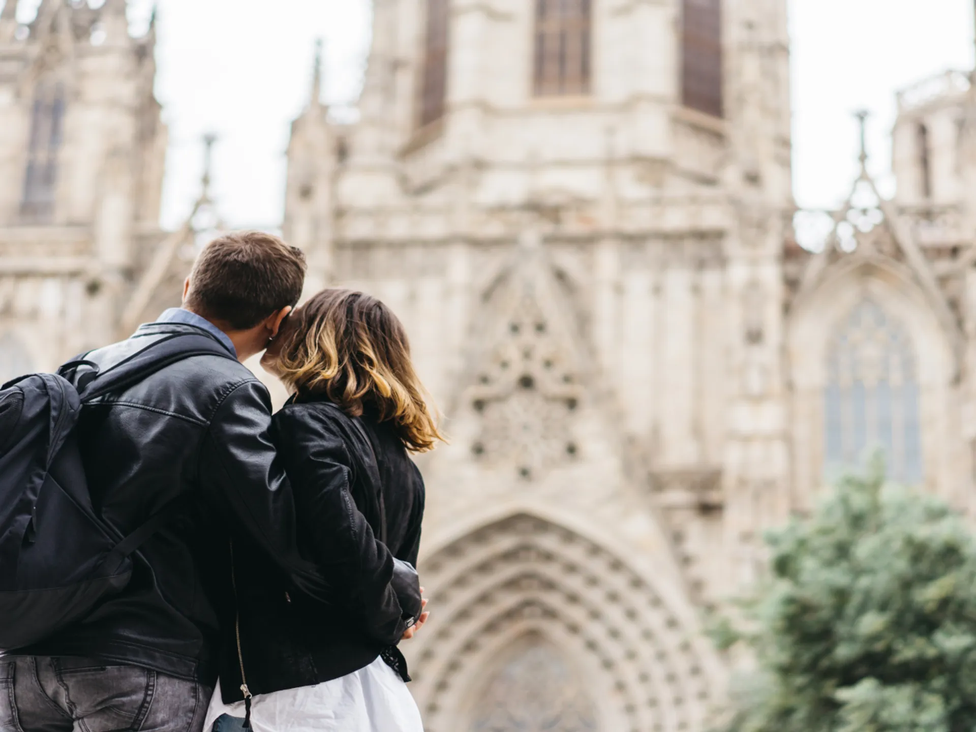 Pareja ante la Catedral de Barcelona - Catedral de Barcelona - Qué ver en Barcelona - Guía de Viajes Barcelona - Buendía Tours