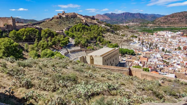 Vista aérea de Sagunto con el castillo de fondo.