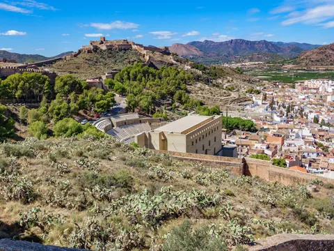 Vista aérea de Sagunto con el castillo de fondo.