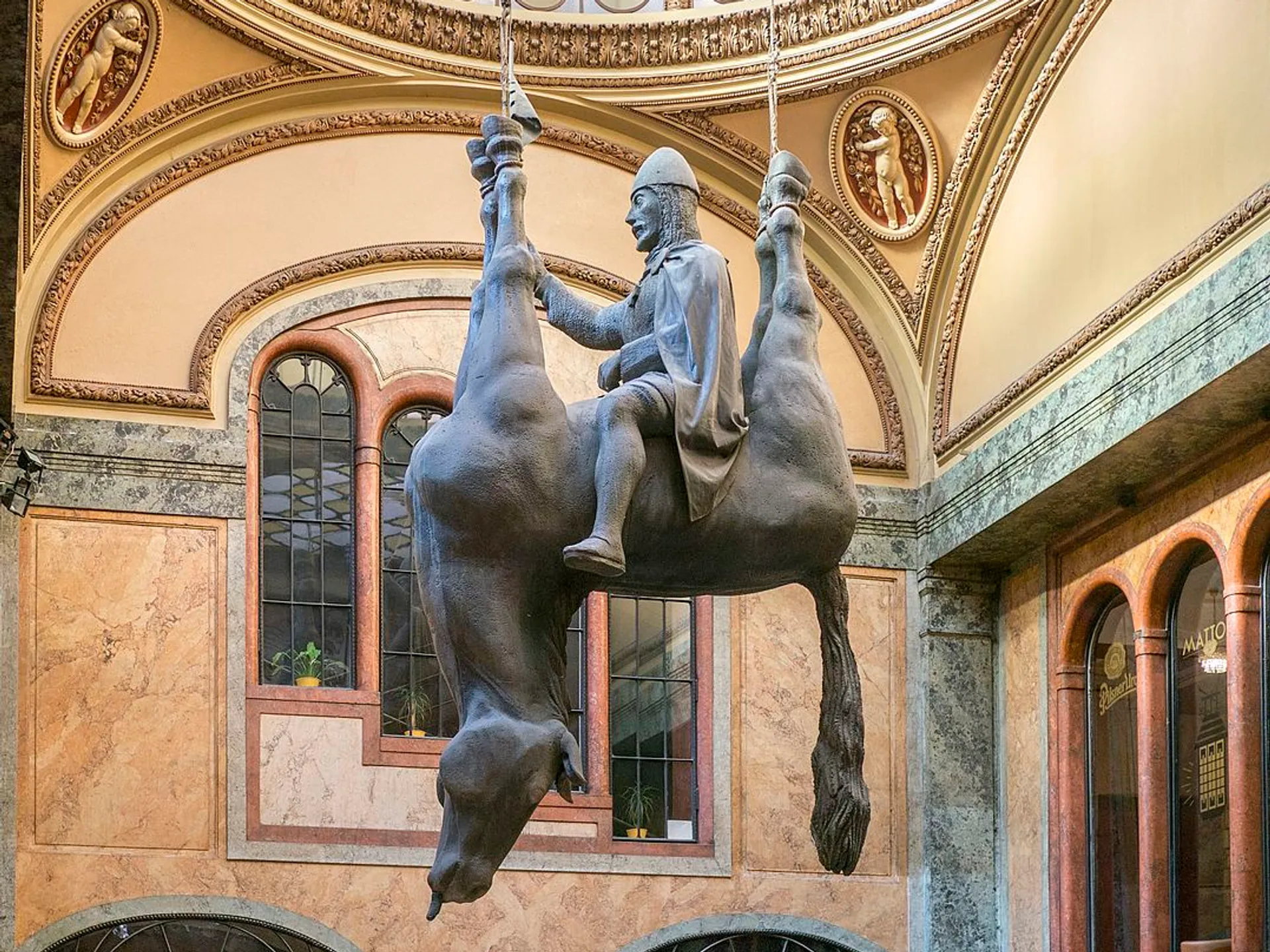 Escultura de Wenceslao - Pasaje de Lucerna - Qué ver en Praga - Guía de viaje Praga - Buendía Tours