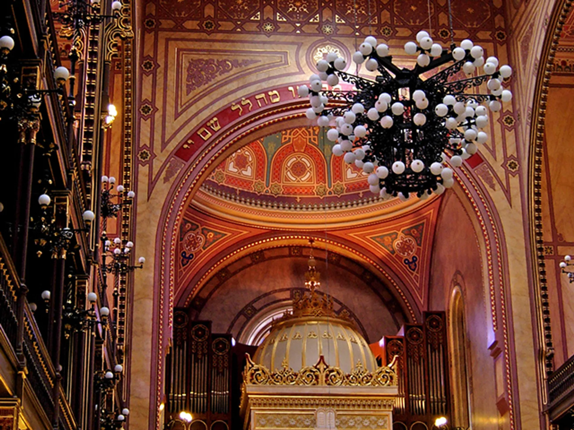Interior de la Gran Sinagoga de Budapest - Qué ver en Budapest - Guía de viaje Budapest - Buendía Tours