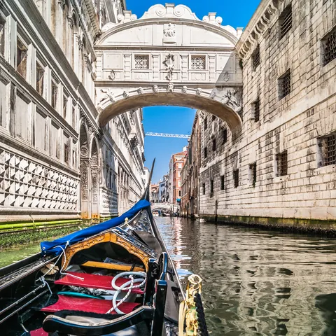 Puente de los Suspiros de Venecia visto desde una góndola