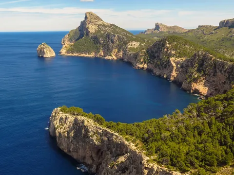 Vistas desde el mirador, el intenso azul del mar contrasta con el la vegetación.