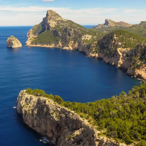 Vistas desde el mirador, el intenso azul del mar contrasta con el la vegetación.