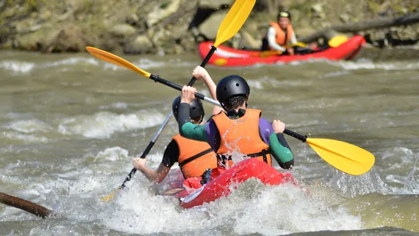Jóvenes sorteando rápidos en el descenso del río Sella, Asturias