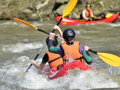 Jóvenes sorteando rápidos en el descenso del río Sella, Asturias