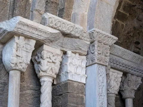 Detalle arquitectónico de este complejo religiosa, situado en el en el monte Pirchiriano.