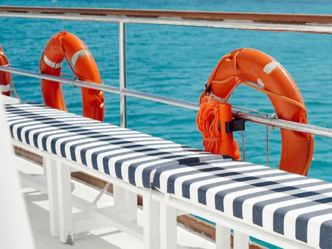 Salvavidas y zona de asientos en el barco de actividades en Palma de Mallorca