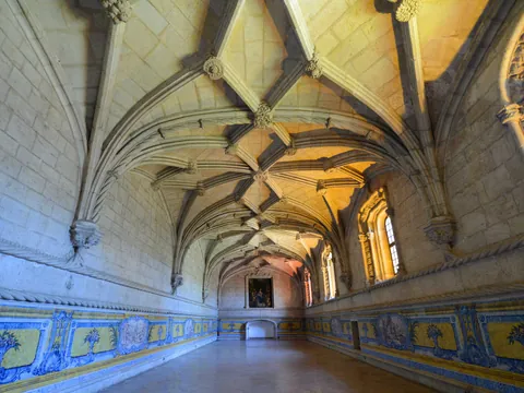 Claustro del Monasterio de los Jerónimos en Lisboa con bóvedas góticas iluminadas