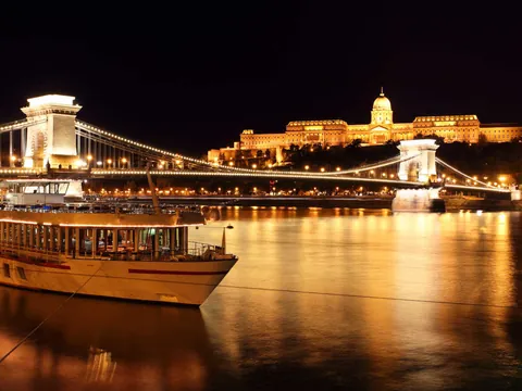 Crucero por el Danubio en Budapest con reflejos nocturnos de los monumentos.