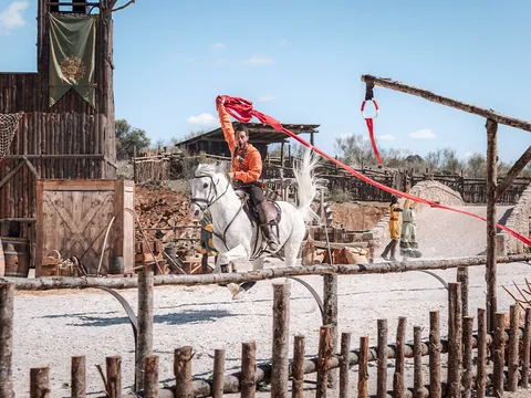 Hombre a caballo en el espectáculo de Puy du Fou España en Toledo