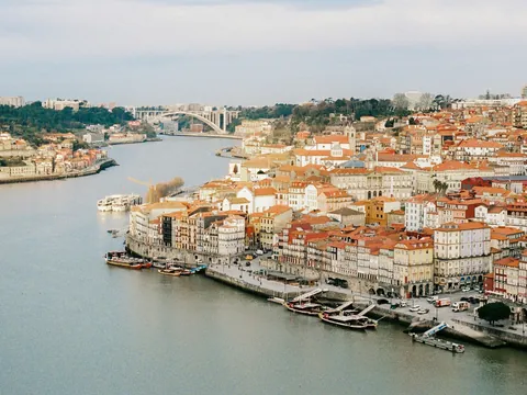 Vista panorámica de la Ribeira y el río Duero en Oporto